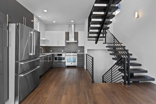Building Photo - Stunning Columbia City Townhome w/ Views and AC (1st Month Free)