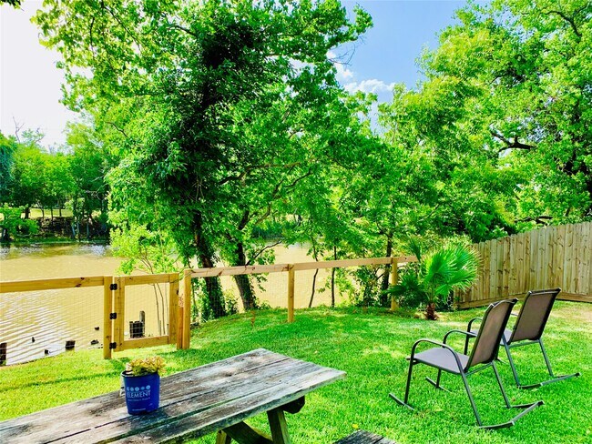 Building Photo - 411 Ulrich St