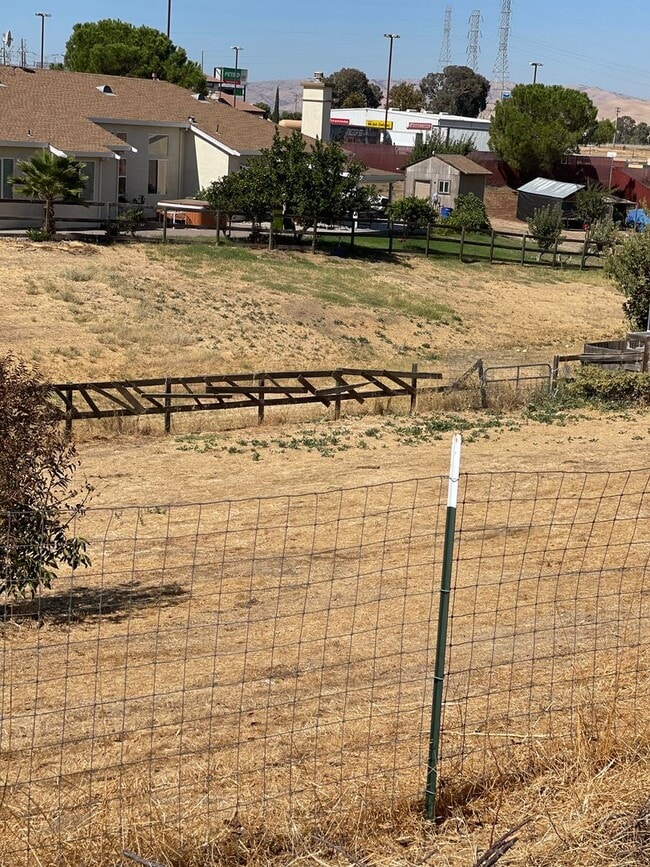 Building Photo - 5-Bedroom, 3-Bathroom Home for Rent on 1-A...