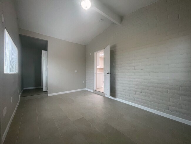 Building Photo - 2330 N Los Altos Ave