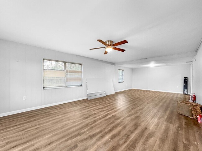 Building Photo - Coming Soon! 3 BR/2BA | Newly Renovated Single Family Home | Large Covered Back Patio| In Valrico!