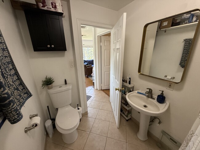Bathrom - 2142 Baxter St
