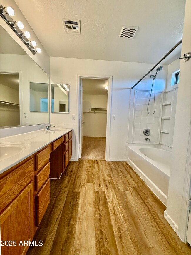 Building Photo - 4531 E Del Rio St