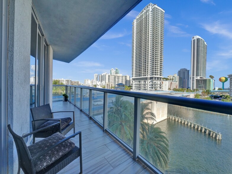 Building Photo - 2602 E Hallandale Beach Blvd