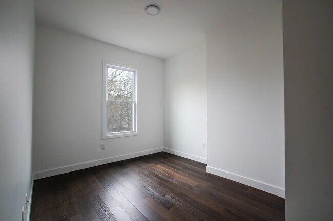 Building Photo - 194 Van Horne St