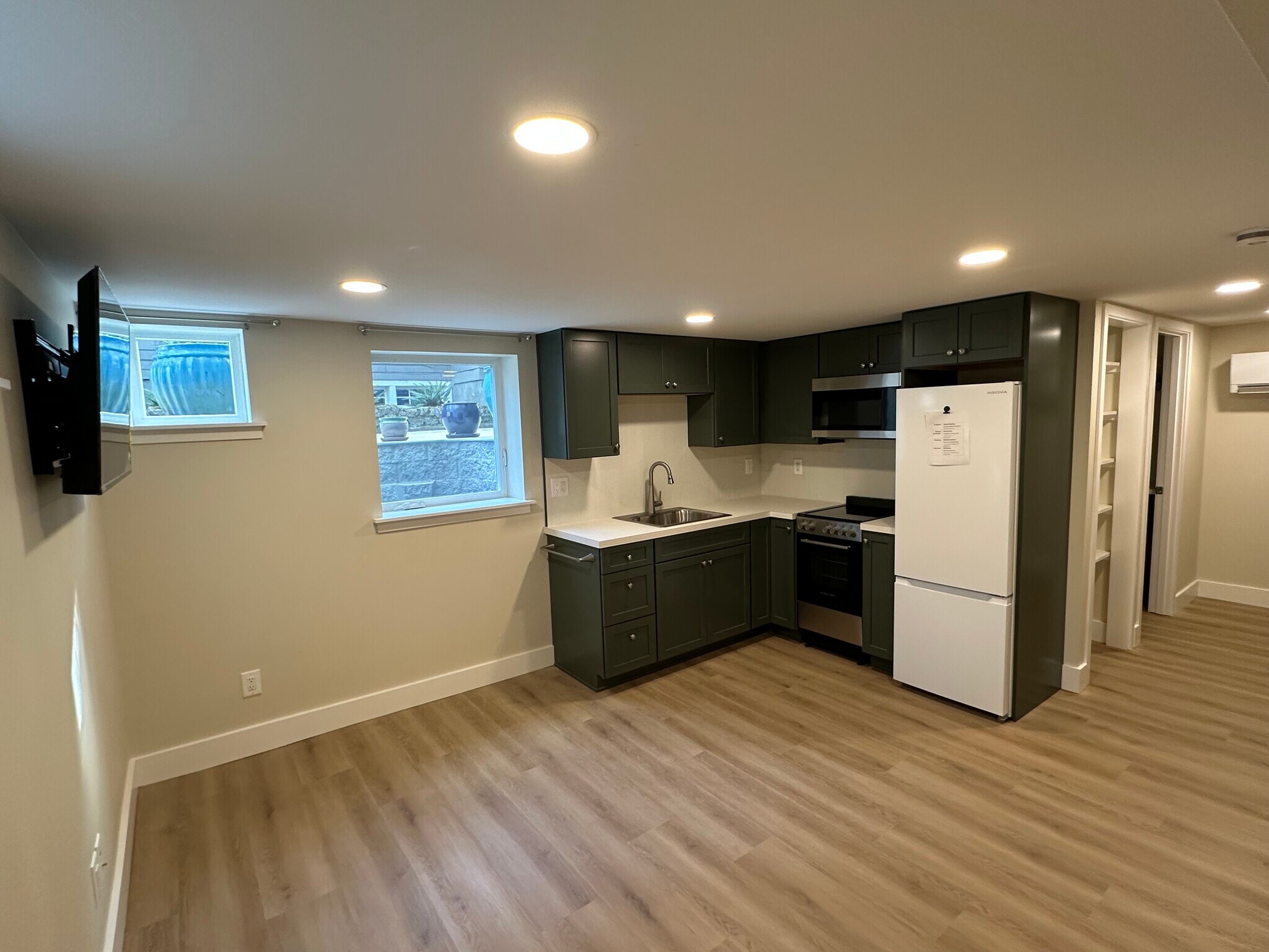 Building Photo - 2412 Columbia St SW