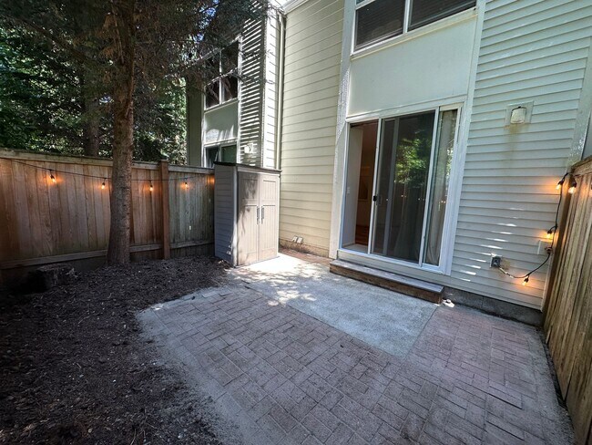 Building Photo - Shoreline - 2 Bedroom plus 1 den/ 2 Bath T...