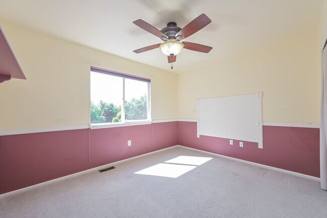 Building Photo - Spacious 4 Bed/ 3.5 Bath Home with Finishe...