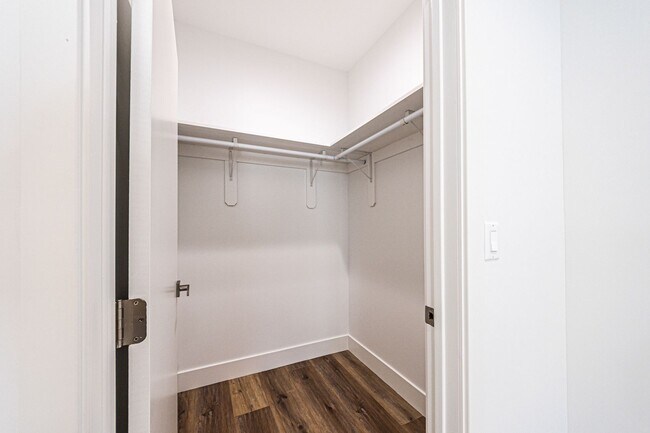 Building Photo - 4445 1/2 Auckland Ave