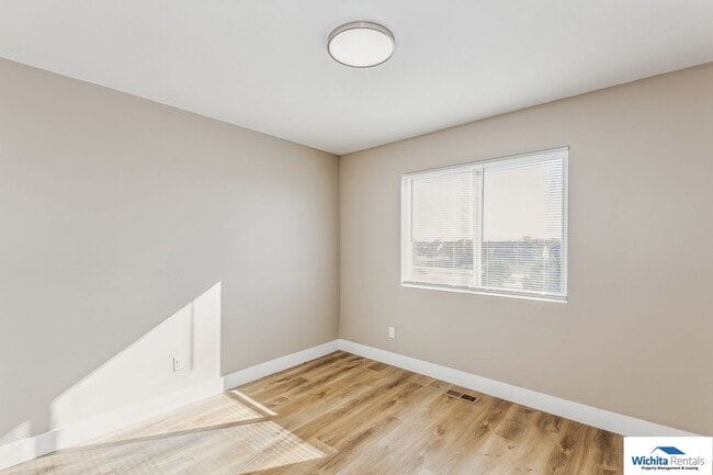 Building Photo - Newer 4 bedroom, 2.5 bath duplex NE Wichita