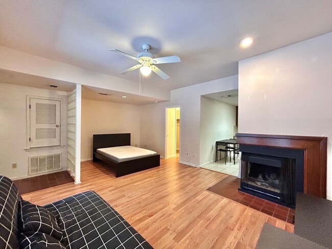 Building Photo - Cozy Studio Near the University – Fireplac...