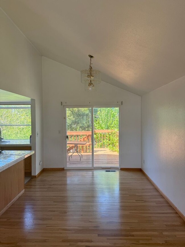 Building Photo - 3 Bedroom 2.5 Bath