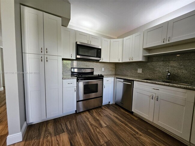 Building Photo - 302 Lakeview Dr