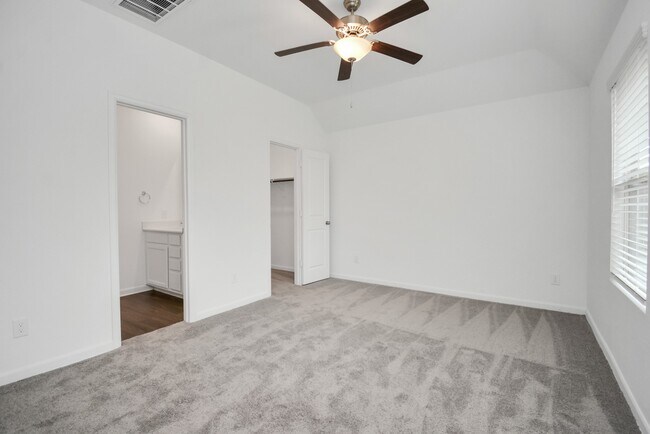 Building Photo - 15819 Kinlough Dr