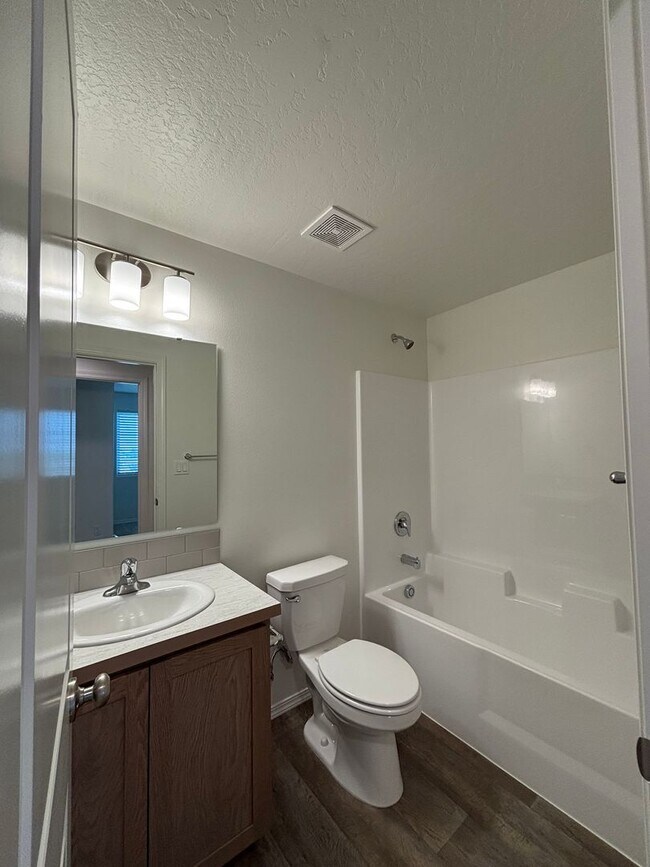 Building Photo - 3 bedroom/2.5 bathroom ready for move in