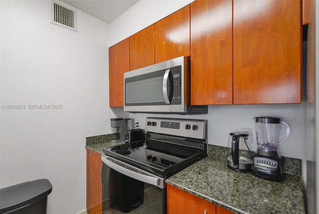 Building Photo - 1200 Brickell Bay Dr