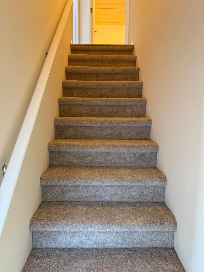 Building Photo - Updated 4 Bedroom 2.5 Bath house in conven...