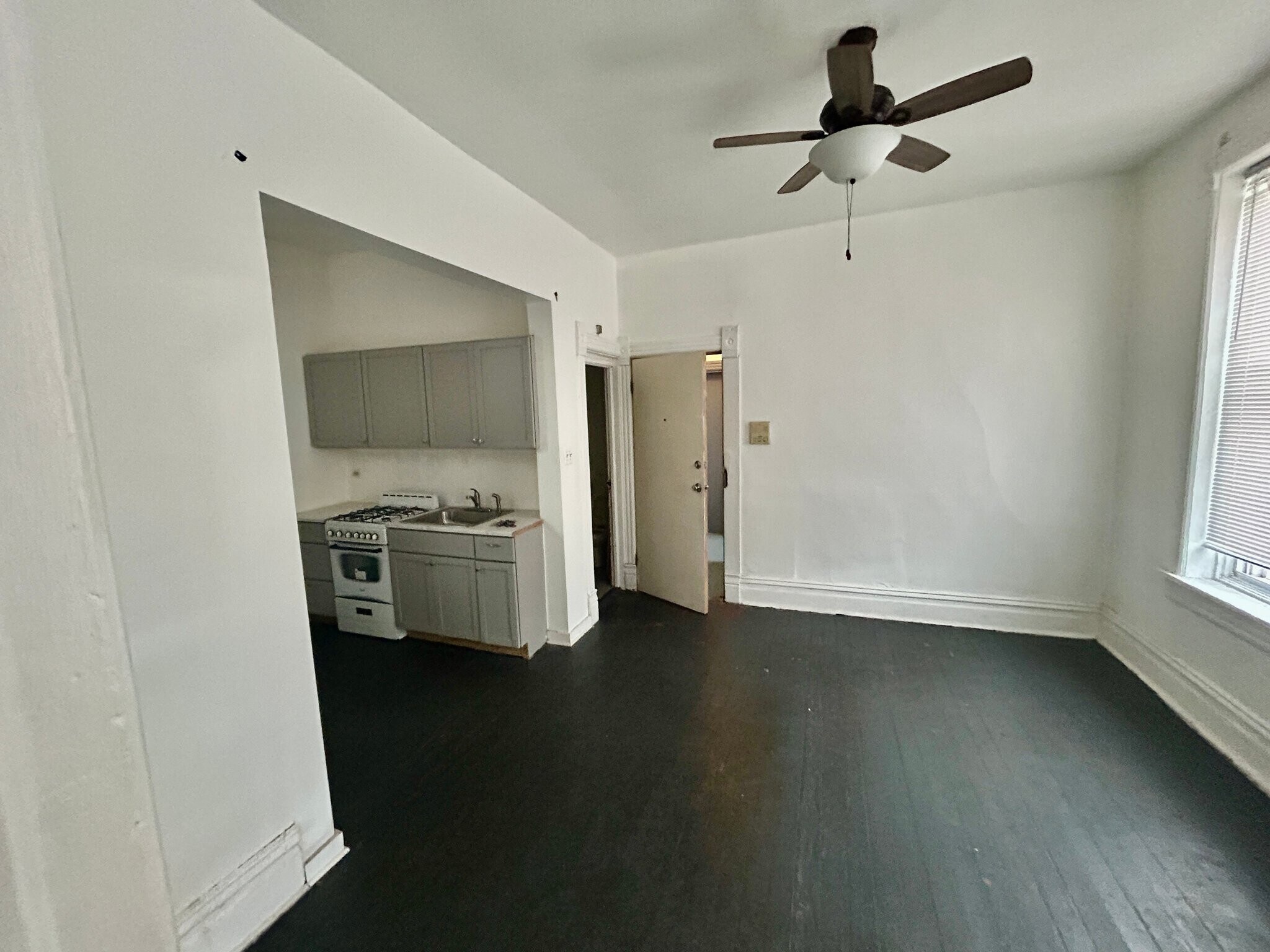 Building Photo - 735 E 88th St