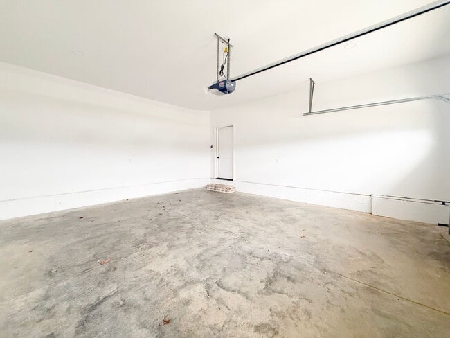 Building Photo - 3 Bedroom Home with 2 Car Garage and Resort Style Pool Access