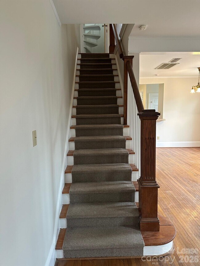 Building Photo - 407 W 9th St