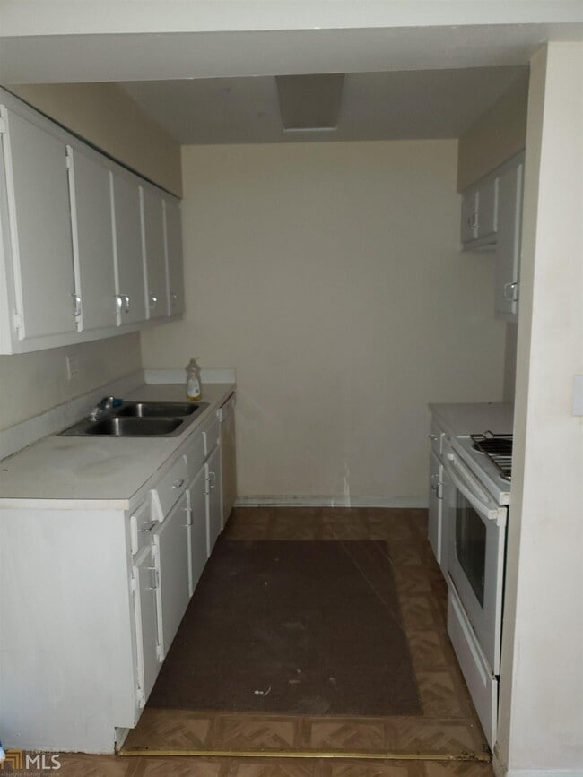 Building Photo - 1409 Camelot Dr