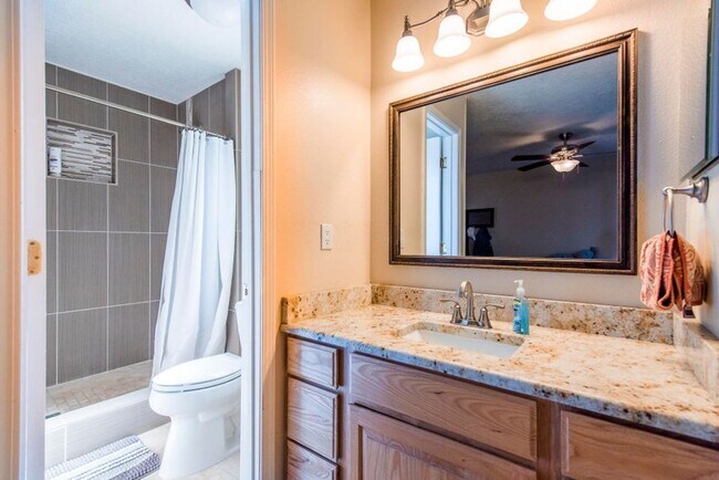 Building Photo - Three Bedroom Two Bath NE Heights