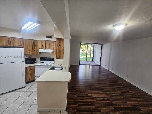 Building Photo - 211 Lake Pointe Dr