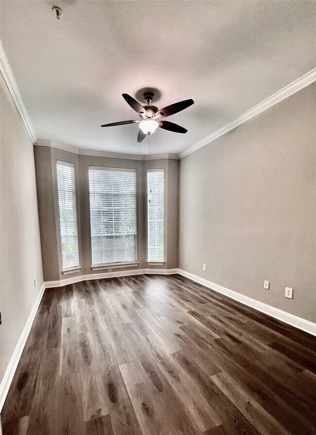 Building Photo - 5353 Memorial Dr