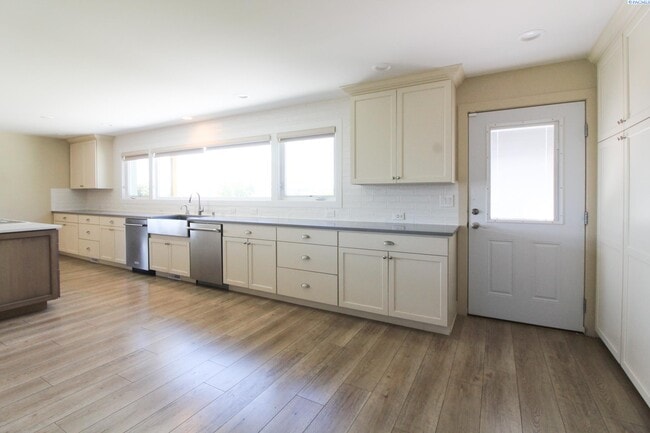Building Photo - 4 bedroom, 3 Bath Pasco House on the River
