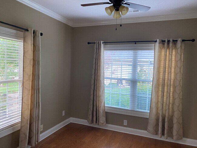 Building Photo - Coming Soon! Beautiful 3/2 with Garage and Sunroom in Johnson City, $2400, Lawn Care Included!