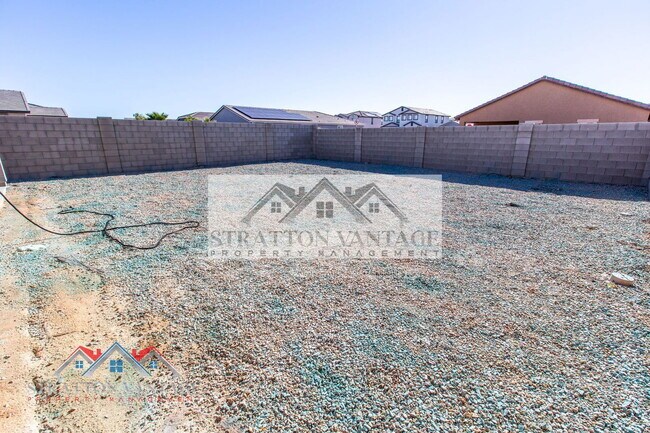 Building Photo - 36005 W San Clemente Ave