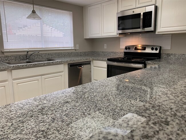 Building Photo - 2 Goldthread Ct