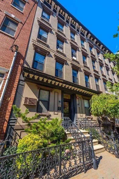 Building Photo - 208 Willow Ave