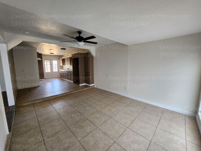 Building Photo - 3 bedroom 1 bathroom near Oswell St/ Virginia Ave