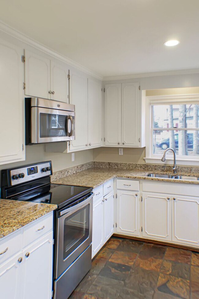 Building Photo - 4 Bedroom on 1 acre