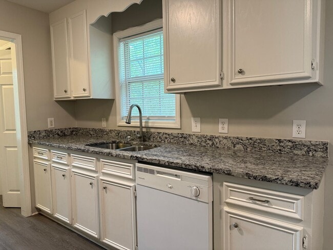 Building Photo - Spacious 3 Bedroom, 2 Bath Home with Garag...