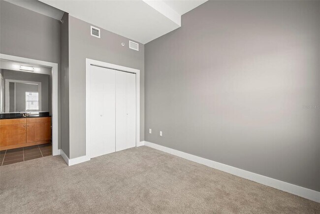 Building Photo - 1010 Central Ave N