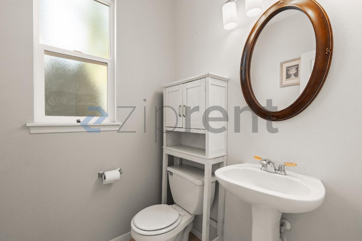 Building Photo - Unit