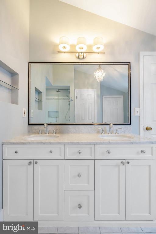 Building Photo - 908 S Front St