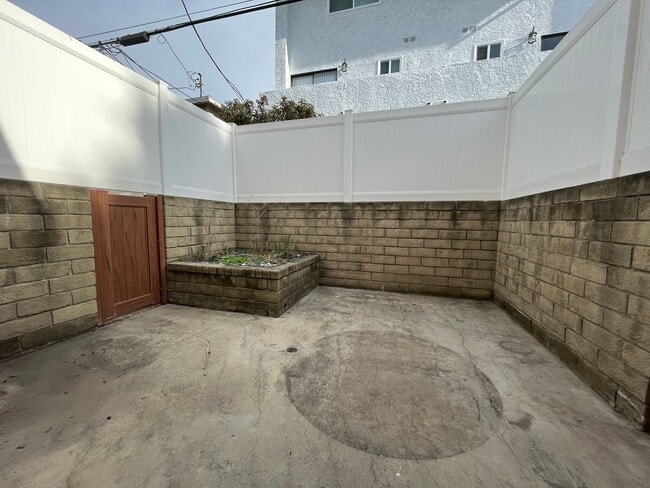 Building Photo - Newly updated bright two-story townhome...