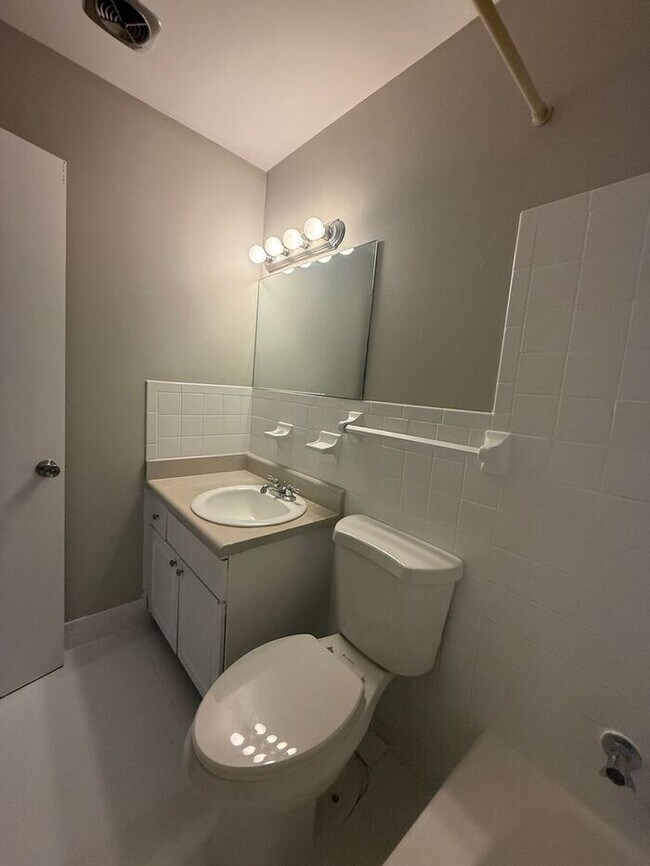 Building Photo - 2 Bedroom Unit was recently renovated. Liv...