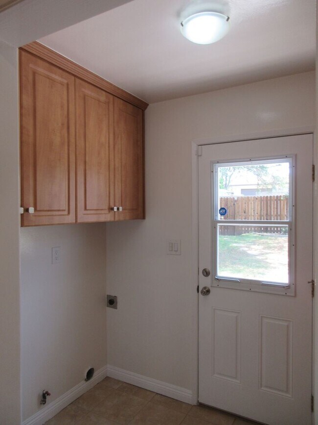 Building Photo - Beautiful Porter Ranch 3 Bedroom home on B...