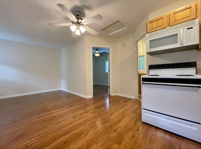 Building Photo - Spacious One Bedroom in Quiet 5 Plex with ...