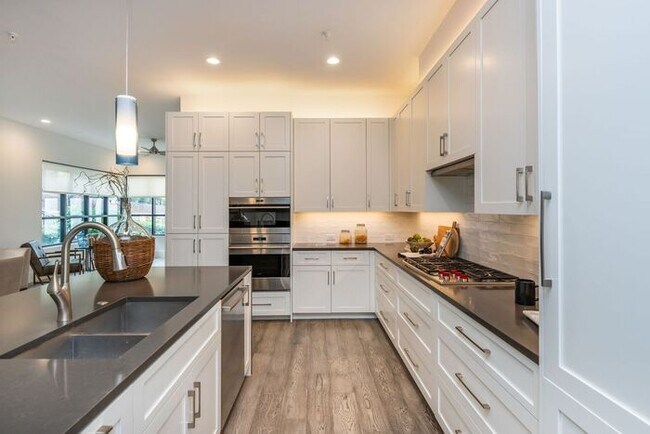 Building Photo - Welcome To The Sophia - Your Perfect Retreat in Historic Druid Hills!