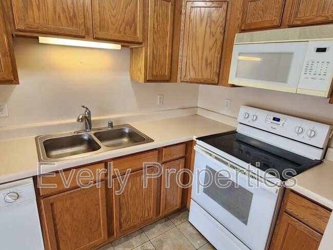 Building Photo - 6935 70th Ct