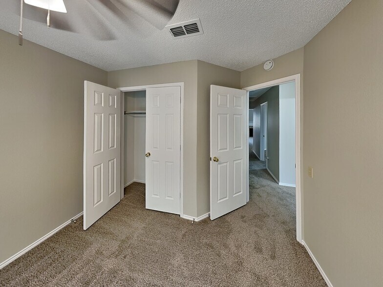 Building Photo - 221 Seegers Dr