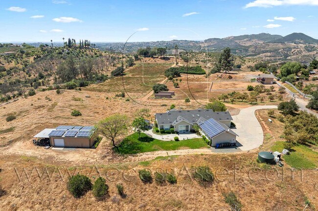 Building Photo - Designer Single-Story Home with Gourmet Kitchen & Mountain Views