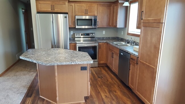 Building Photo - 3984 Stone Point Dr NE