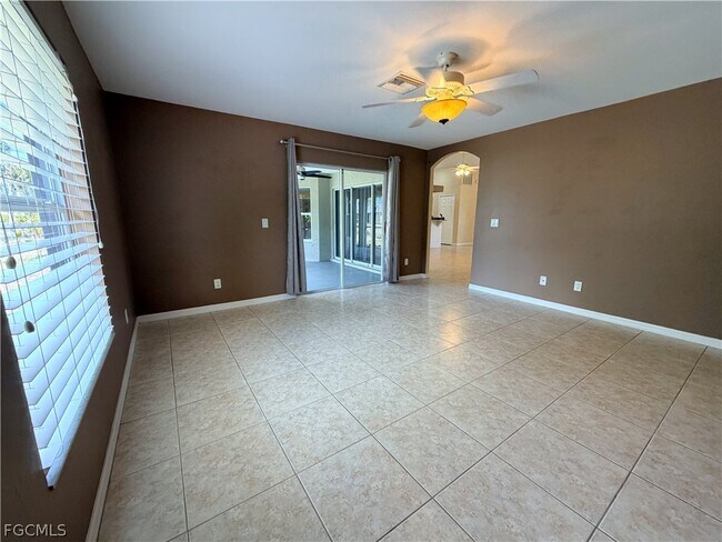 Building Photo - 906 SW 9th Ct