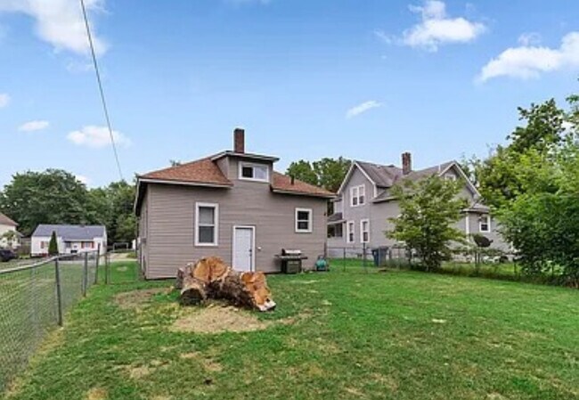 Building Photo - 1318 Division St